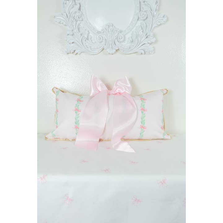 West Cottage Interiors - Venta al por mayor Cojín decorativo - Cojín Charlotte con lazo rosa, rayas rosas y blancas, diseño de celosía3