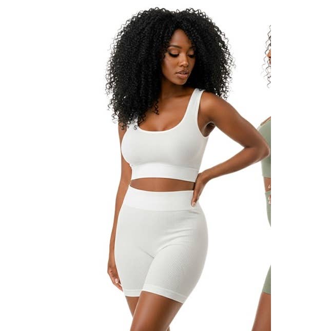 Nylon sømløs croptop i almindelig størrelse med matchende cykelshorts for engroshandel hos Curve Market