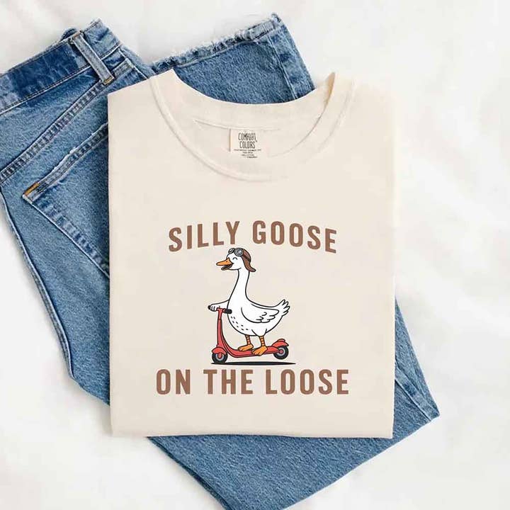 Fjollet gås på fri fod Comfort Colors T-shirt – sjov gave-T-shirt for engroshandel hos Adorb Custom Tees