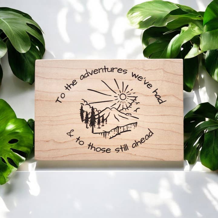 "Zu den Abenteuern" - Holzkarte für die Ewigkeit für den Großhandel von G + H Gifts