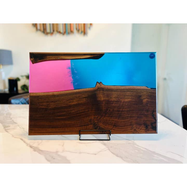 Planche à charcuterie en noyer Claro avec résine bleue et rose pour la vente par DapperwoodSF