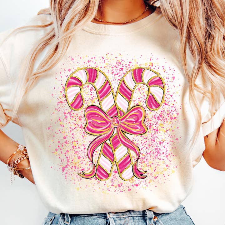 Maglietta di Natale Rosa con Bastoncino di Zucchero, Felpa di Natale Preppy per la vendita all'ingrosso da parte di NVC Ecommerce LLC