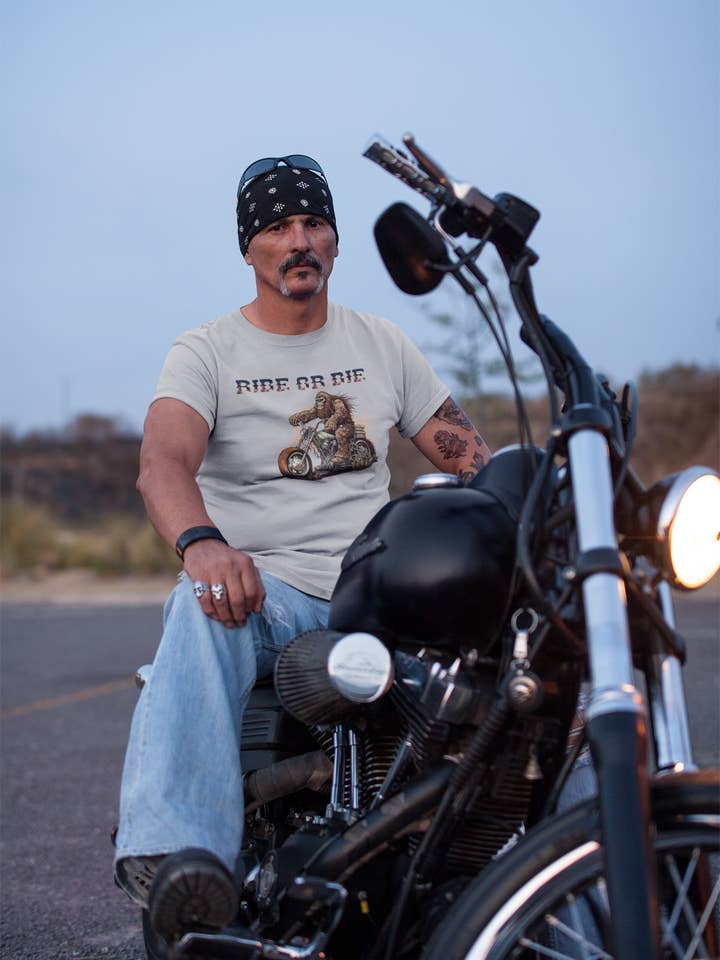 Squatchin’ Country – Großhandel T-Shirt (Grafikdruck) – Unisex – Ride or Die auf grauem T-Shirt - Biker Squatch Collection3