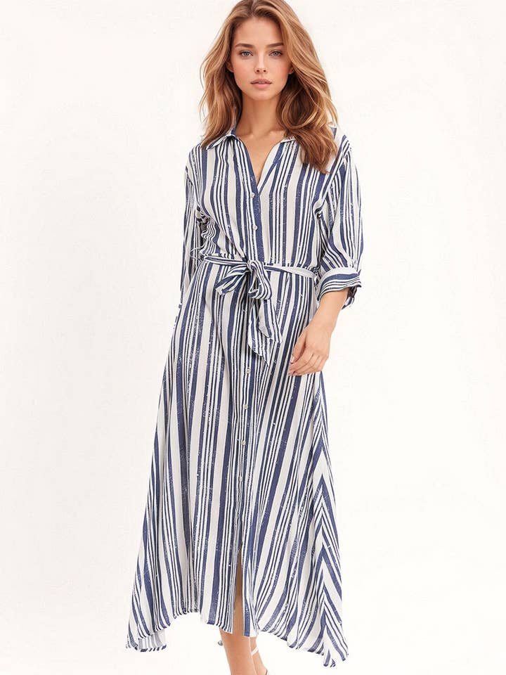 Lang maxikjole med striber, 3/4-ærmer og bælte i blå for engroshandel hos Q2—All Orders:Free Duties for the US,UK,and Canada