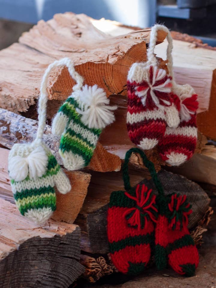 Hand Knit Tiedye Vantar Prydnad för wholesale av Lakhays Collection Inc.