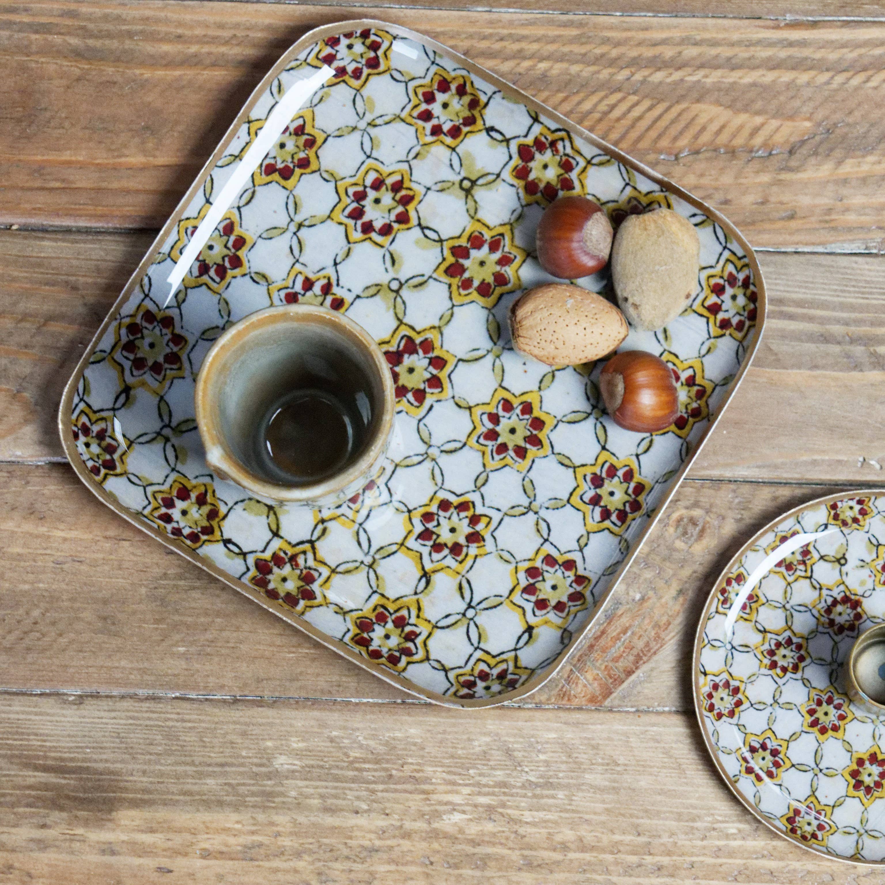 Maison Lilo - Vente Plateaux décoratifs - Plateau métal émaillé Zellige brick 20x20, bordure dorée3