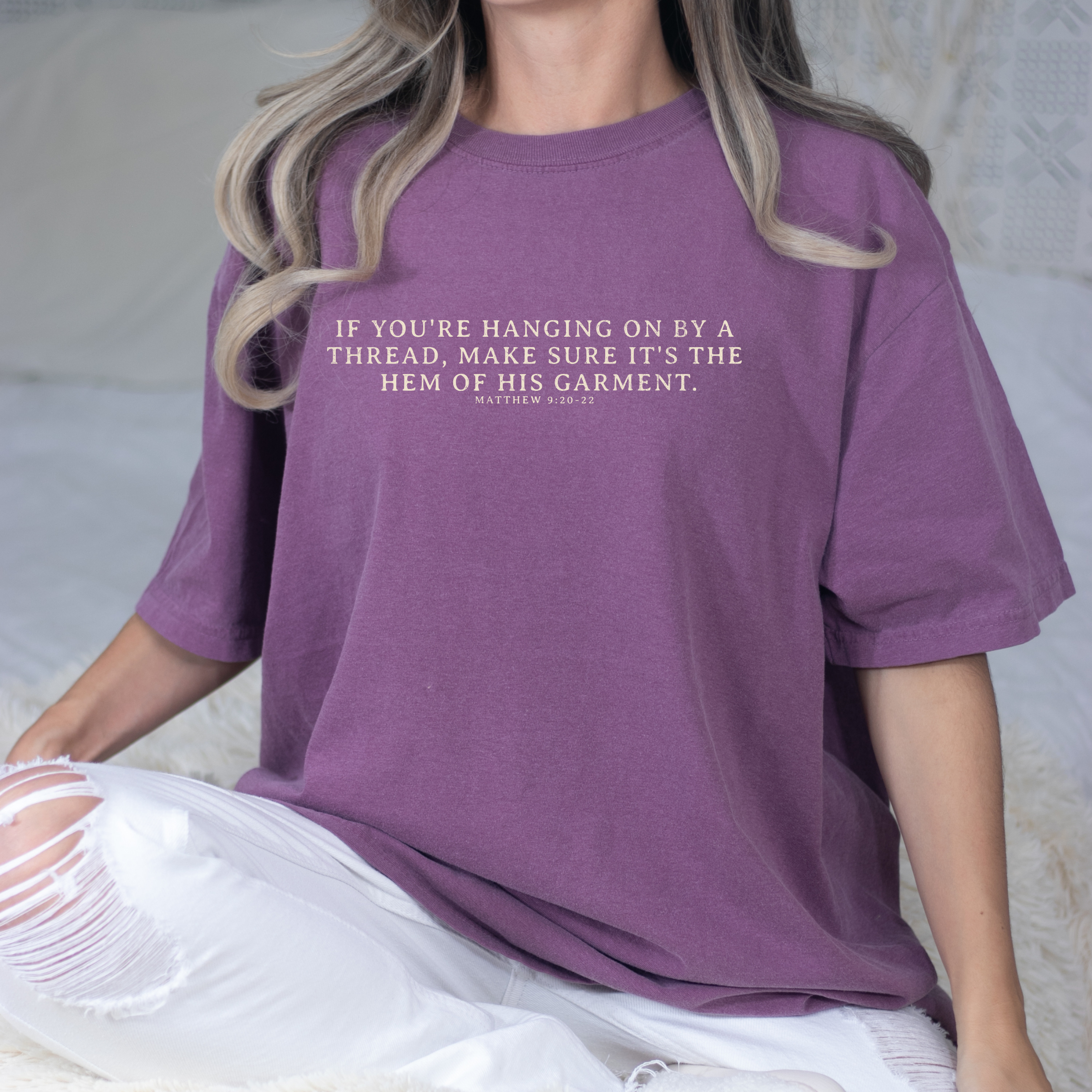 Wholehearted Motherhood and Co. – wholesale T-shirts med screentryck – Unisex – Christian T-shirt med texten 'Hänger kvar vid fållens kant'0