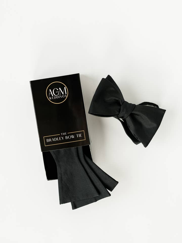 Bradley Bow Tie | 100% Satin for engroshandel hos Amy Grace Monograms