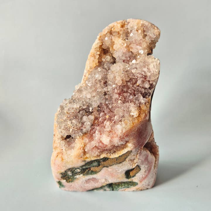 XXL Pierre précieuse Druzy Améthyste Rose Géode Freeform de 2150 grammes Pièce de déclaration pour la vente par Moonlight Gemstones