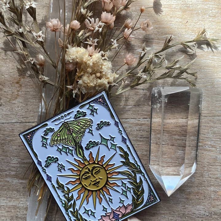 Enlighten - Wholesale Reversspeld/knoop - Luna Mot en Zon Speld – Draagbare Kunst, Tarot-geïnspireerd Ontwerp, Hoedenspeld, Reversspeld, Luna Mot Kunst, Boho Accessoires door Melanie Bodnar1