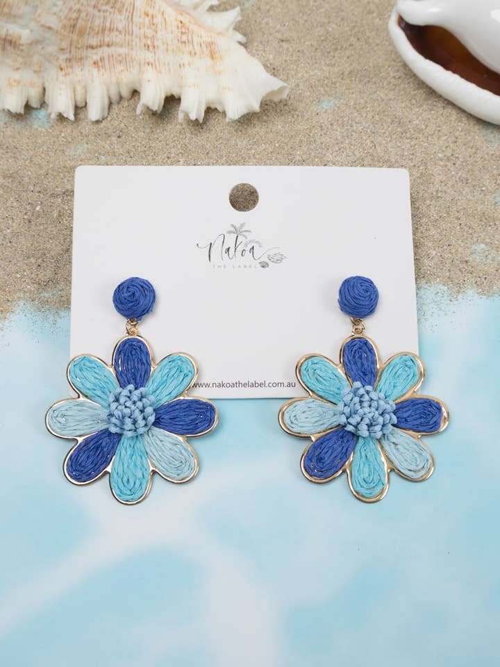 Orecchini Daisy Delight in Raffia - Blu per la vendita all'ingrosso da parte di Nakoa The Label