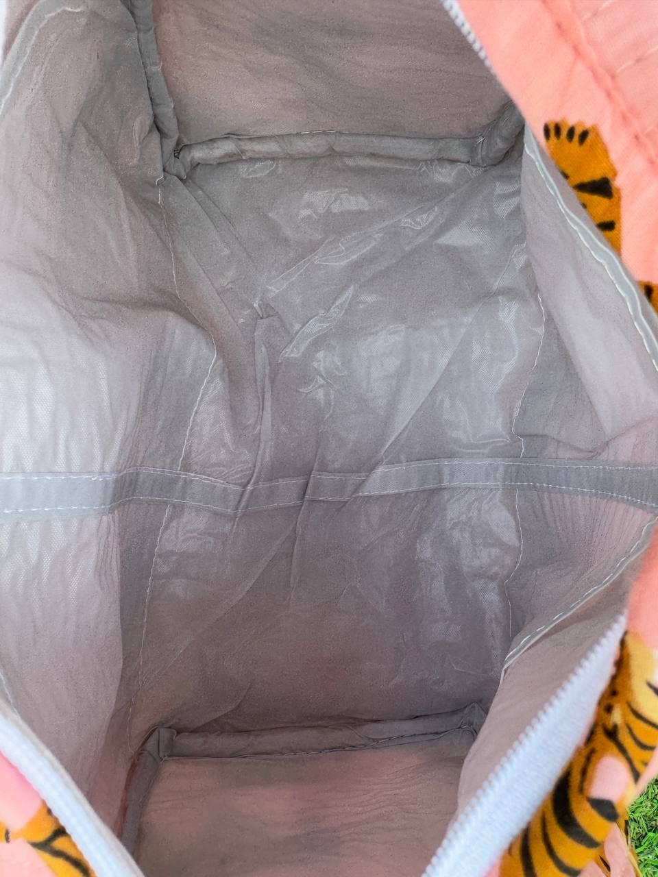 bhavnas boutique - Vente Trousses de maquillage/cosmétique - Trousse de toilette matelassée en coton rose clair avec imprimé tigre5