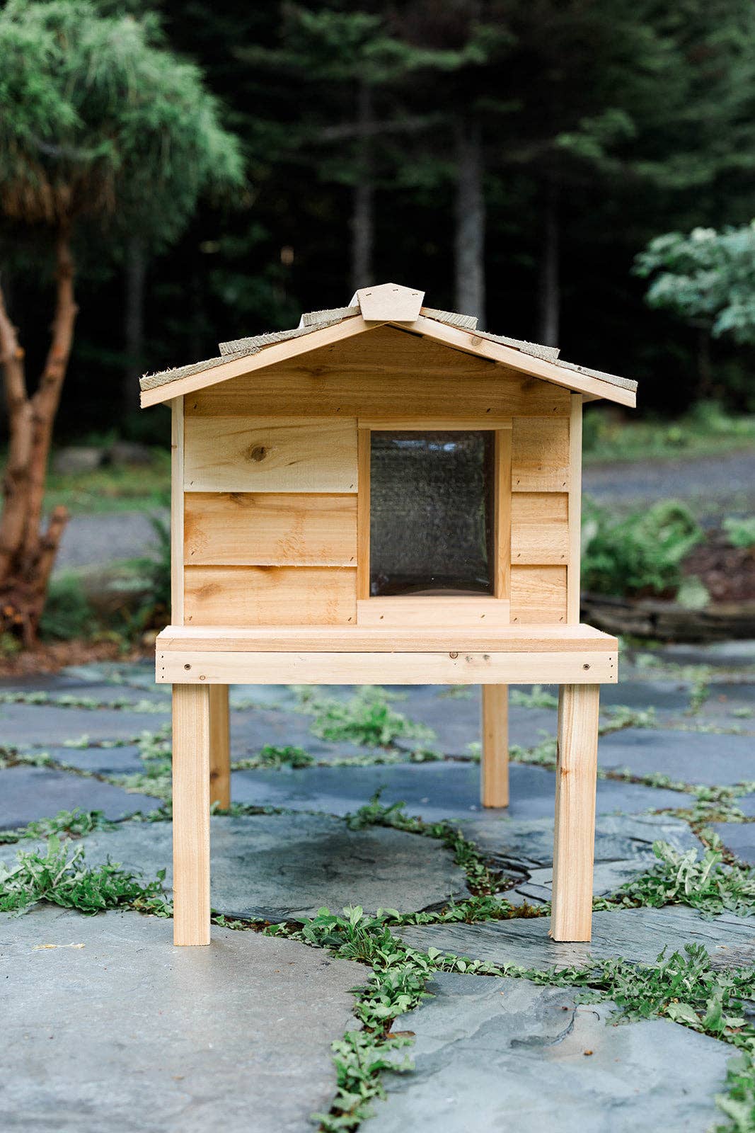 UnderCover Pet Houses - Vente Panier – chat et chien - Grande maison pour chat d'extérieur avec terrasse et toit prolongé7