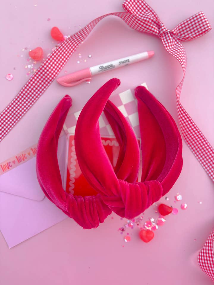 Bandeaux noués en velours rose rosie pour filles et femmes pour la vente par Evie Pearl Handmade LLC