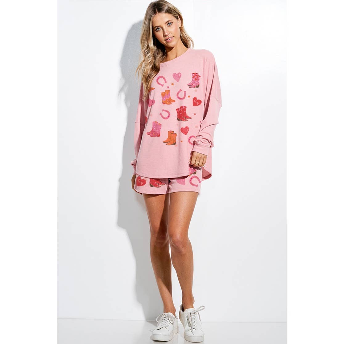 Phil Love – Conjunto de top e calça (roupa NÃO Casual) - Mulher por atacado – Conjunto de calções curtos de lounge com estampa de coração e botas de cowgirl3