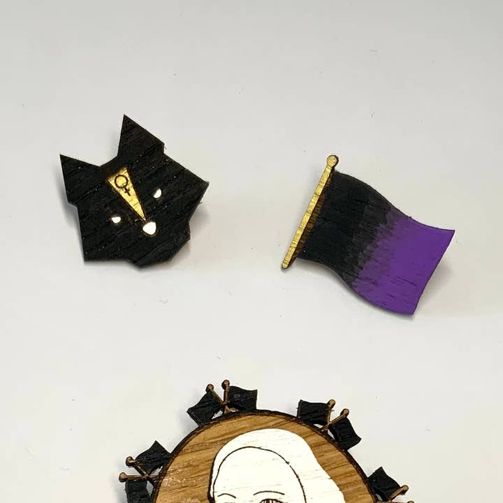 Le bois féministe - Wholesale Brooch - Black wolf pin1