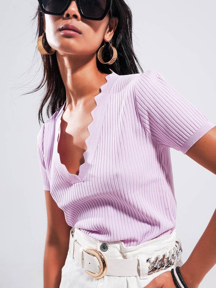 Ribbet v-hals bluse i lilla for engroshandel hos Q2—All Orders:Free Duties for the US,UK,and Canada