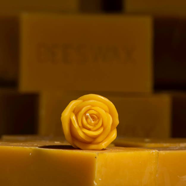 Bougie à la rose en cire d'abeille pour la vente par Waxing & Raining Handmade Goods