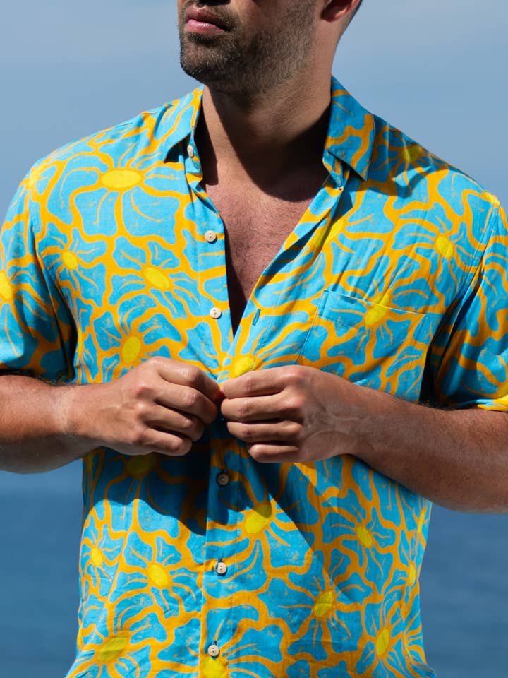 Chemise pour homme à imprimé floral bleu et jaune pour la vente par Kenny Flowers
