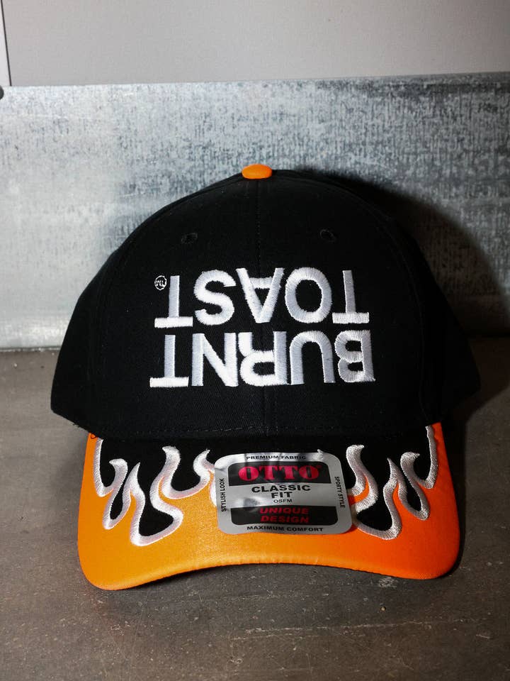Cappello da camionista ricamato con fiamma arancione e toast bruciato capovolto per la vendita all'ingrosso da parte di Burnt Toast