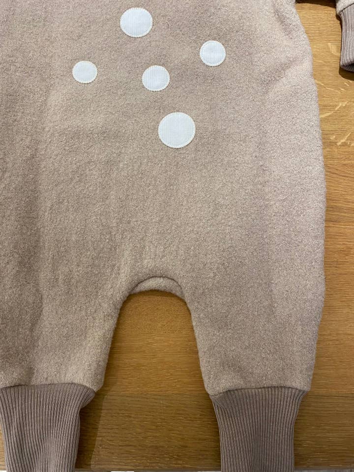 Mono de ciervo marrón/beige - Disponible inmediatamente - Milli Wonka para venta al por mayor de Milli Wonka