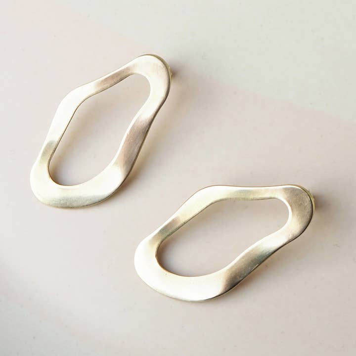 Orecchini a bottone Pool Statement e ulteriori Risultati per semilavorati bigiotteria all'ingrosso. Resi gratuiti e termini di pagamento a 60 giorni su Faire in tendenza su Faire.