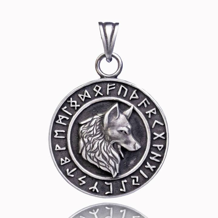 Collier Pendentif en Étain Nordique - Cercle Runique pour la vente par Nirvana LLC