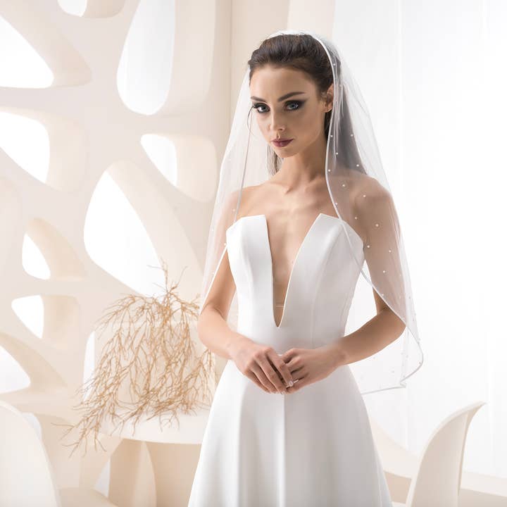 Veil with edge detail and pearls for wholesale by Bajabella