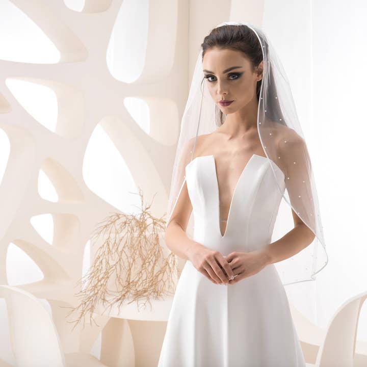 Veil with edge detail and pearls for wholesale by Bajabella