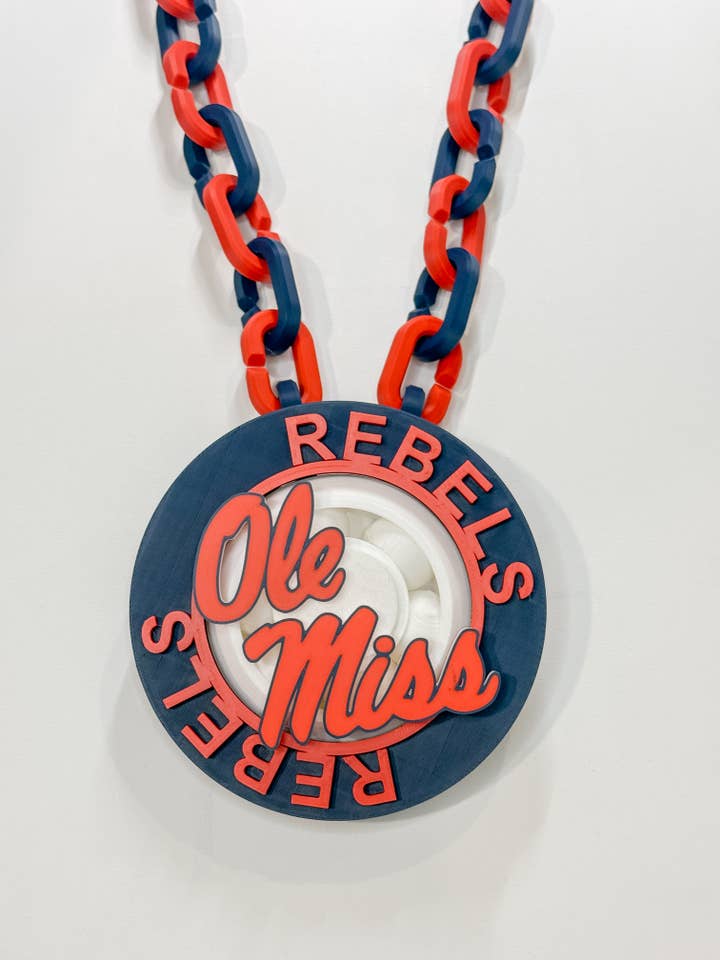 Chaîne de battage médiatique tournante des Rebels d'Ole Miss pour la vente par Southern Designs by Kristy
