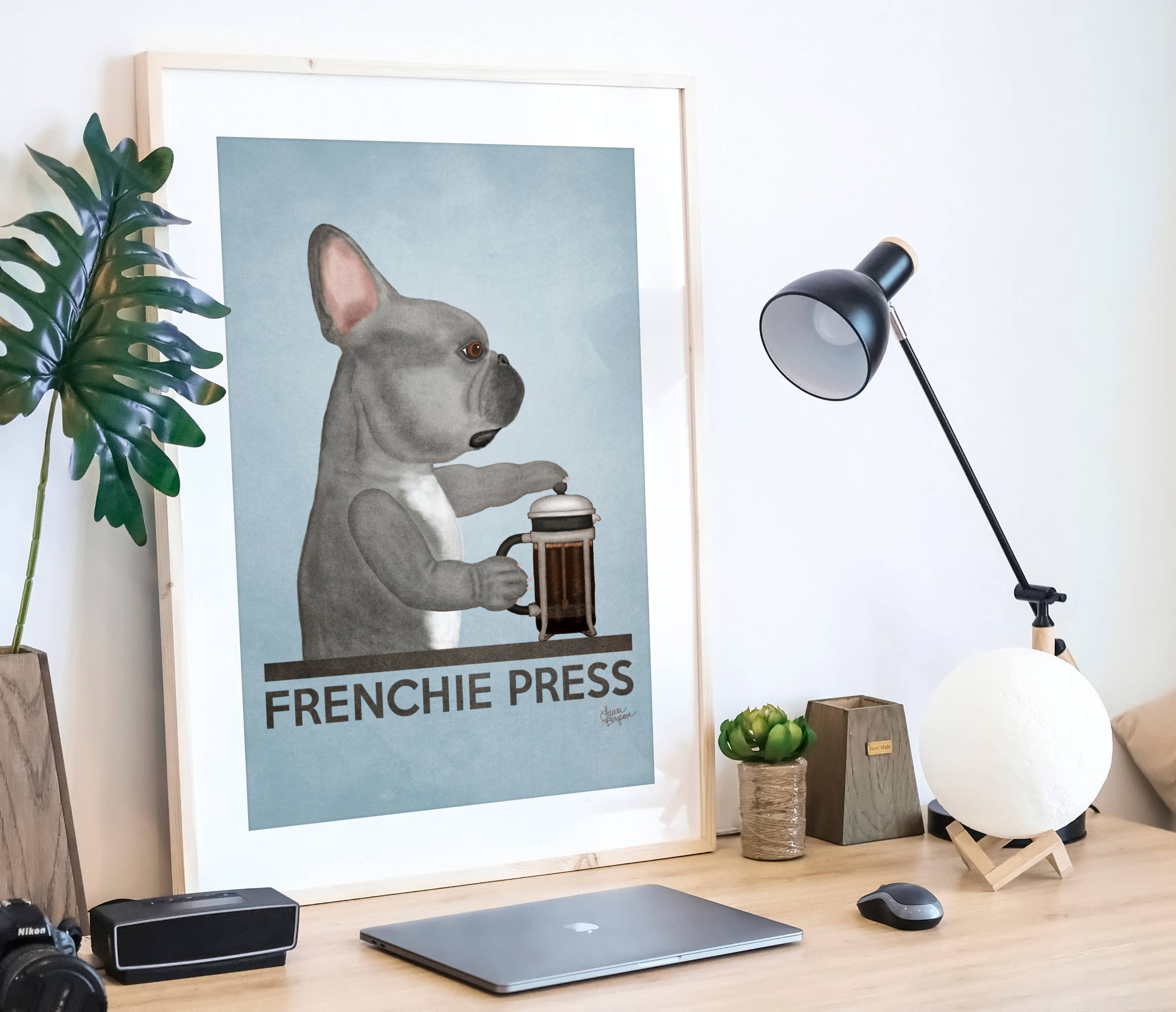 Laura Bergsma Studio – Engroshandel Kunsttryk – Fransk Bulldog Kunst Print, Frenchie Press, Blå m/BRN øje7