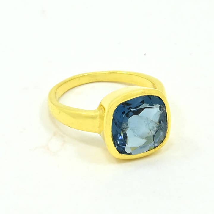 Schmuckoo Berlin – Großhandel Einzelstein-/Solitär-Ring – Lavinia Ring vergoldetes Silber - Blauer Iolith (3 Ringe)2