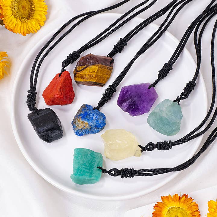 Moon Rituals – Großhandel Kette mit Anhänger/Charm – Rohkristall-Halskette – Natürliche Eleganz und Erdiger Charme