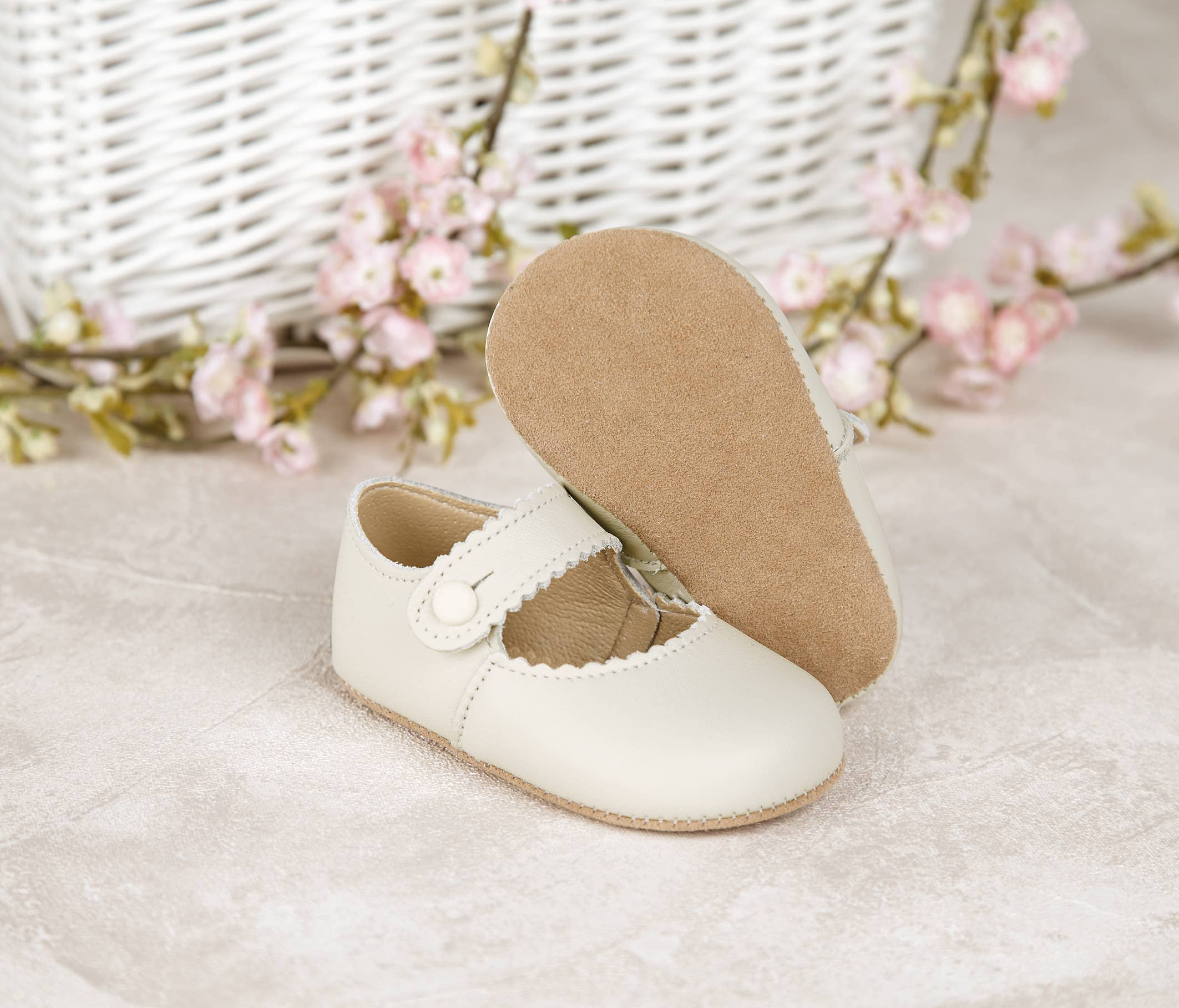 Early Days & Baypods – wholesale Cot shoes – Baby – Emma Early Days leather bar shoe, button fastening2
