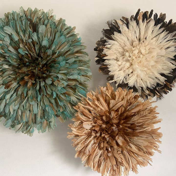 Juju hat world - Venta al por mayor Papel pintado 3D - Conjunto de tres sombreros juju. Decoración de plumas beige, verde petróleo y blancas.