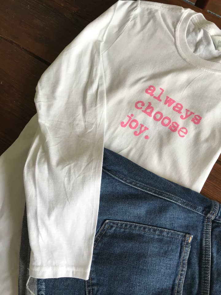 NOUVEAU T-shirt à manches longues ROSE police pour la vente par Amy Catherine Design’s