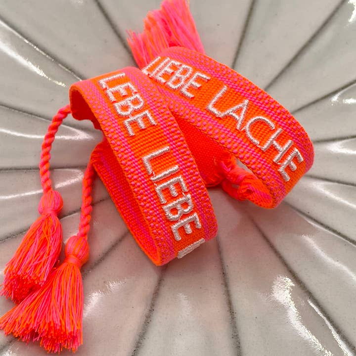 LEBE LIEBE LACHE Statement Armband gewebt, bestickt für den Großhandel von Parsley & Pepper