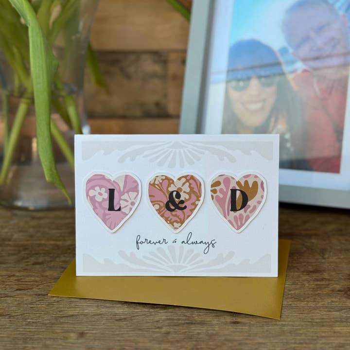 Tarjeta de felicitación con iniciales de parejas y un corazón 3D para San Valentín, aniversario o boda. para venta al por mayor de Hendog Designs