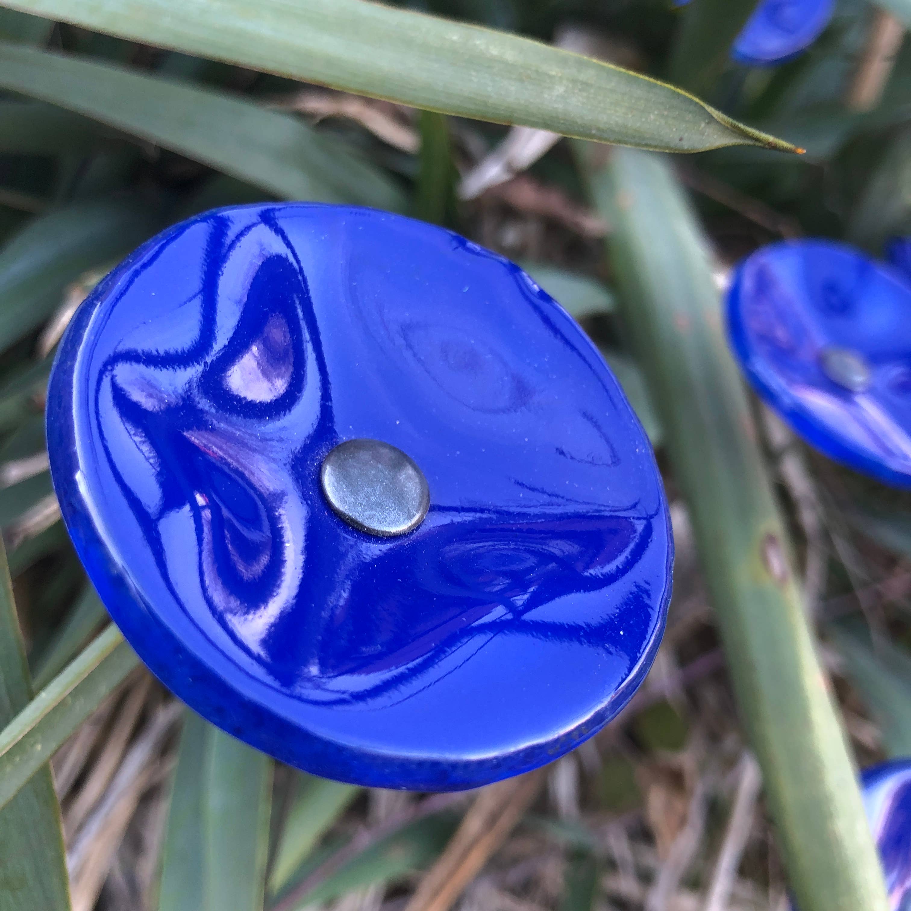 CARNEOL GLASS - Wholesale Garden/Lawn Stake - Small Glass Flower For Outside In L.Blue1