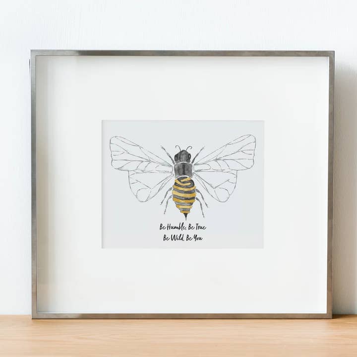 Just Be - Single Bee Print (met spreuk) voor wholesale door Abigail Leigh Designs