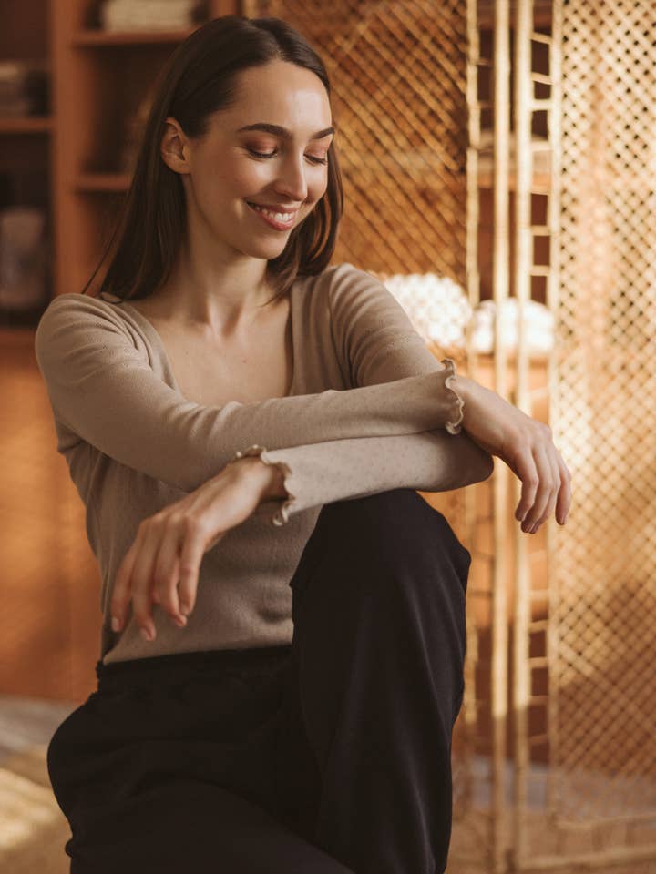 Haut à manches longues Pointoille / Beige pour la vente par Evelina Apparel