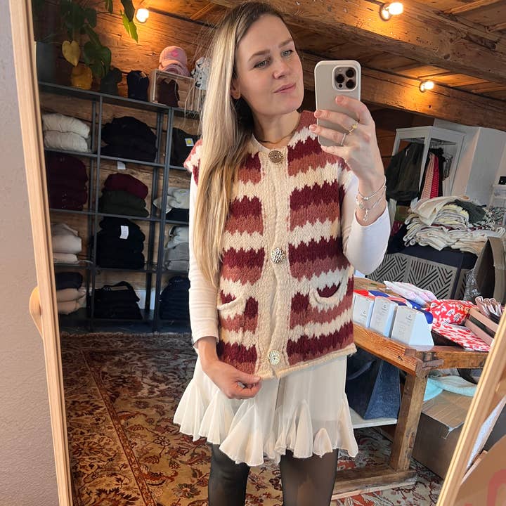 Boho strikvest med guldknapper for engroshandel hos Woidladl