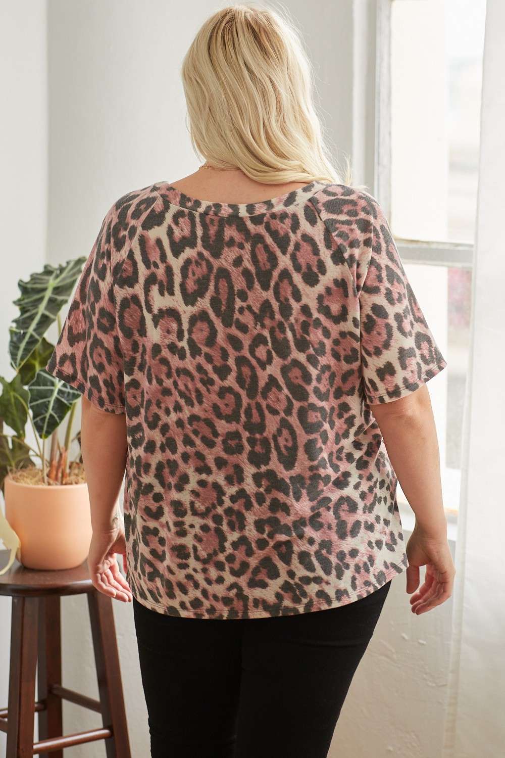 LILLA PLUS RAGLANÆRMET TOP MED LEOPARDPRINT for engroshandel på Faire3