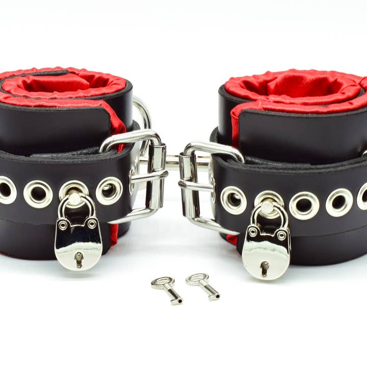 Menottes de cheville en cuir doublées de satin rouge verrouillables pour la vente par Axovus