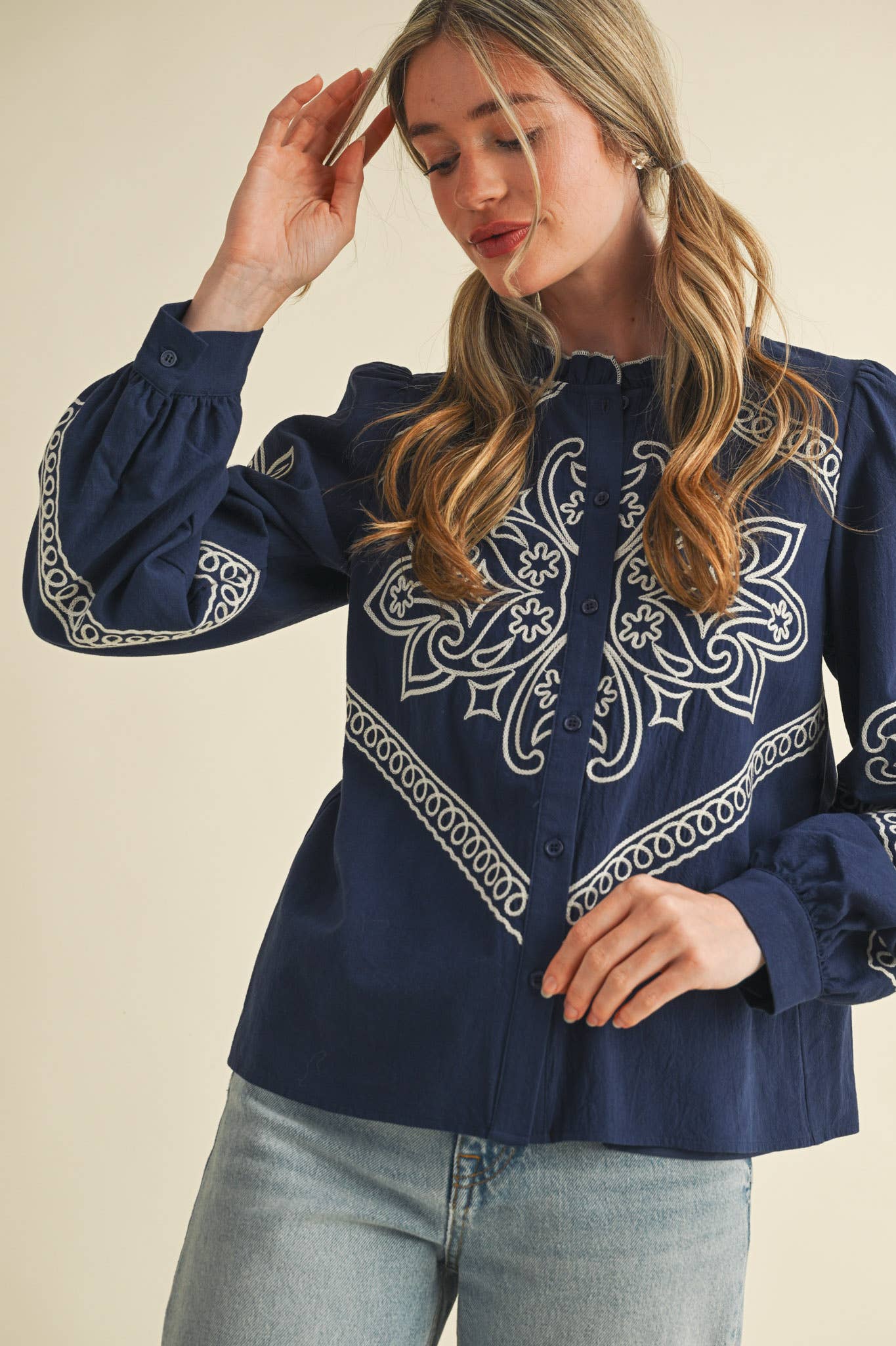 &MERCI – Engroshandel Skjorte med buttondown – til kvinder – BRODERET MOCK NECK KNAPPEBLUSE MTP333643