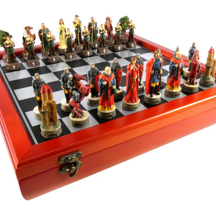 Jeu d'échecs - Pièces d'échecs en résine Robin des Bois sur coffret teinté cerisier pour la vente par WorldWise Imports