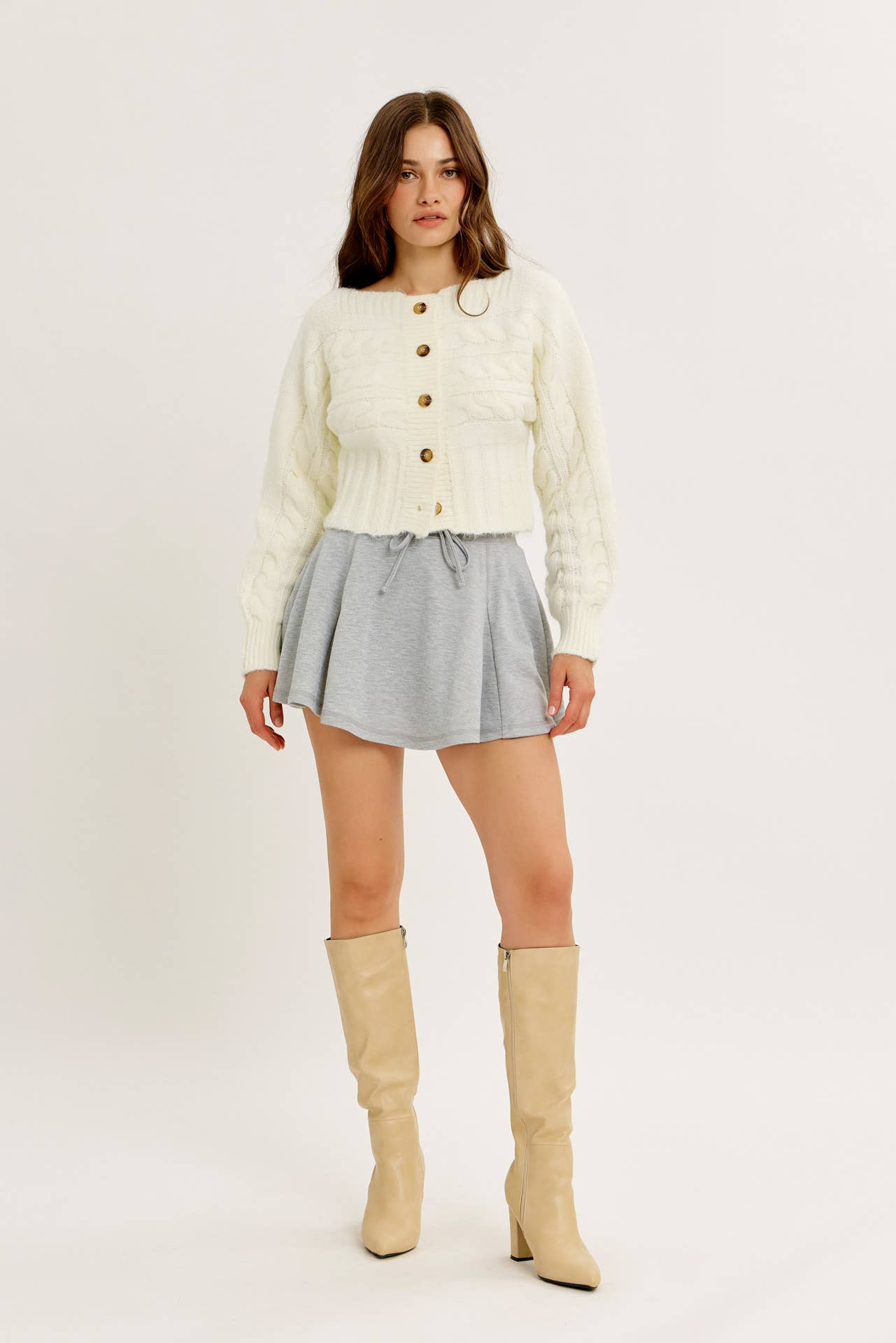 CREMA CARDIGAN SLIM-FIT CON BOTTONI E MAGLIA A TRECCIA ELEVATA in vendita all'ingrosso su Faire4