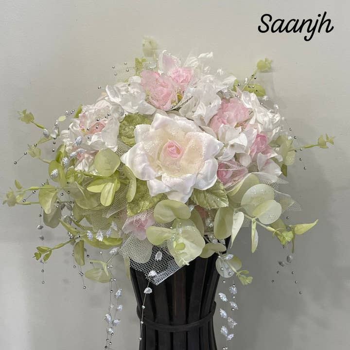 Ramo floral Saanjh de recuerdo con flores blancas para venta al por mayor de Saanjh