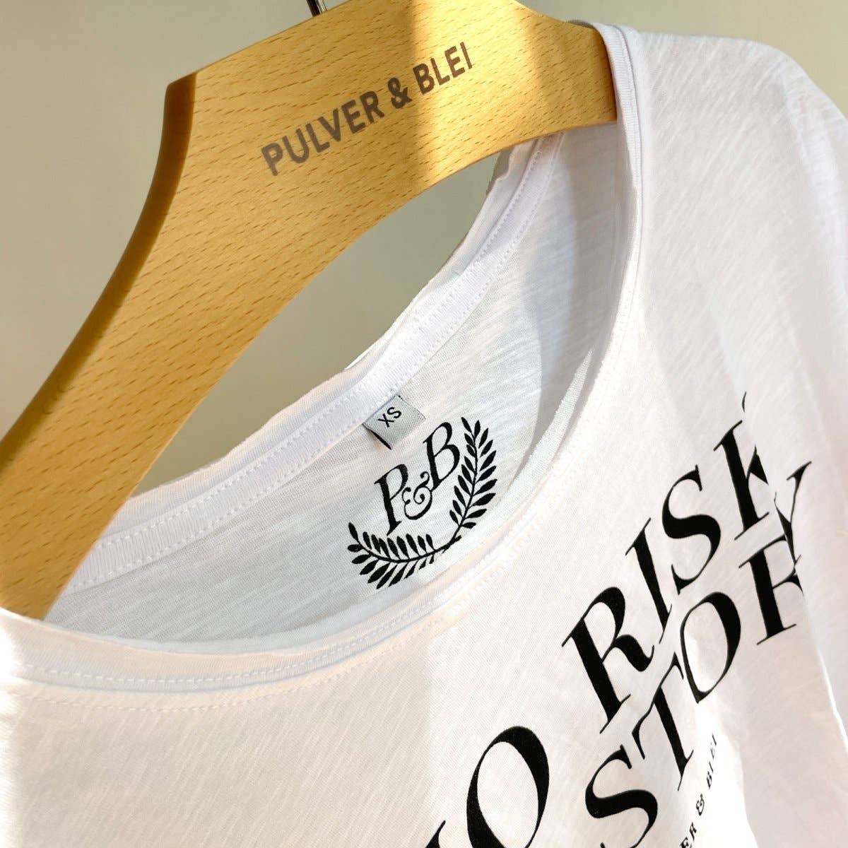 Pulver Blei – Großhandel T-Shirt mit Siebdruck – Damen – No Risk No Story - White Fashion Tee3