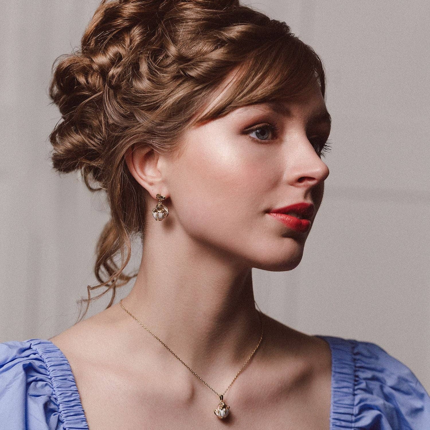 Bill Skinner – wholesale Dangle earrings – Bunny in a Tea-Cup Earrings2